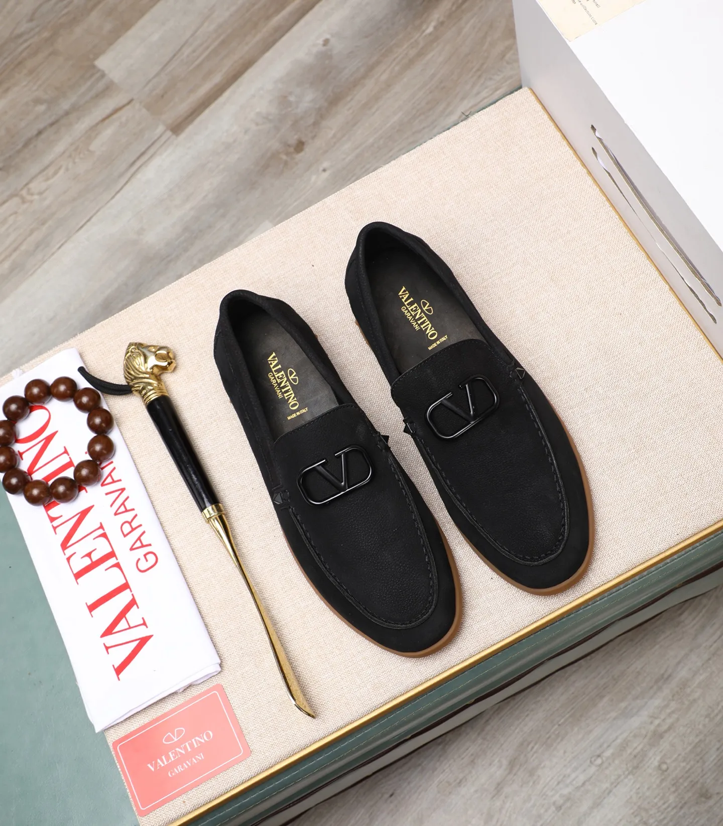 Men's shoes 💰520 [Valentino-Valentino] High-quality boutique men's shoes. The same style as the celebrities, original and authentic.✅ Made of imported cowhide + original apricot cowhide lining. The French luxury model is priced at 14,080 Swiss francs. It is also a Paris Fashion Week catwalk model. A brand can be deeply rooted in your heart, and a pair of shoes can make you linger. What you wear is not only noble, but also an aura. 👻Standard 38-45